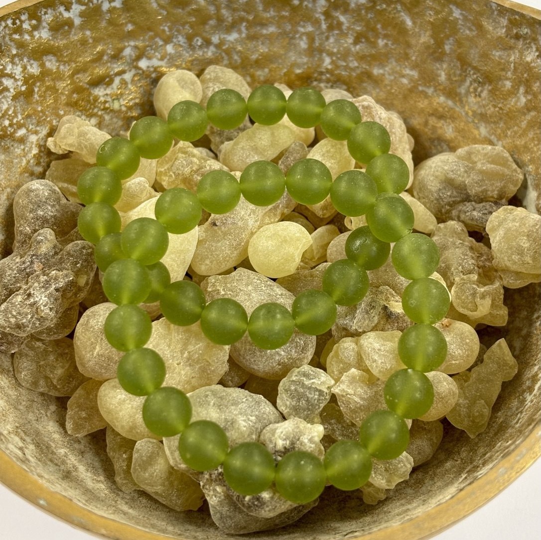 Valódi tömjénből speciális eljárással készült, mely lehetővé teszi, hogy ékszerként is kifejthesse jótékony hatását.